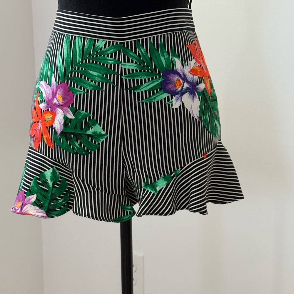 Who What Wear Tropical Stripe Ruffle Hem Shorts – Size 6